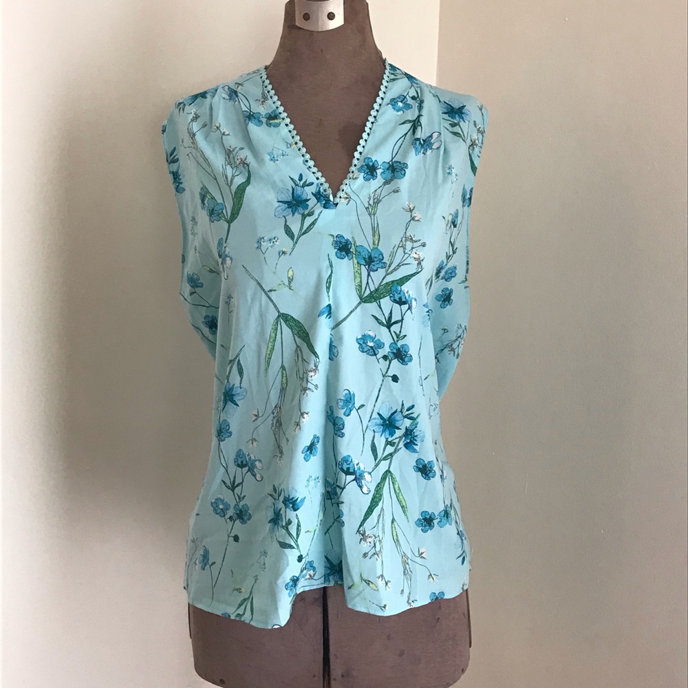 Tahari Size L Sleeveless Blouse